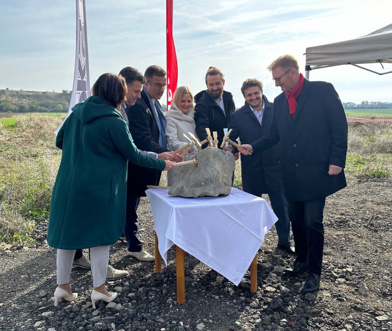 ❗️❗️❗️ Základní kámen k nové svazkové základní škole Chýně- Hostivice byl právě úspěšně položen. 🙂🙏🙂